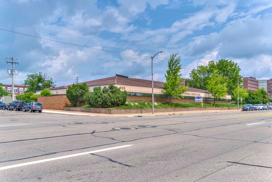 900 E Michigan Ave, Jackson, MI for sale - Primary Photo - Image 1 of 35