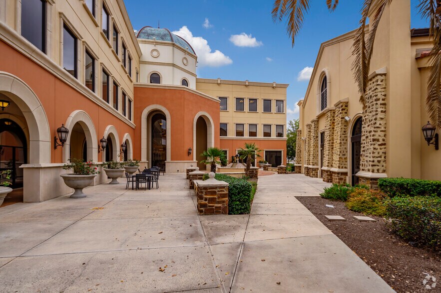 1826 N Loop 1604 W, San Antonio, TX à louer - Photo du bâtiment - Image 3 de 7