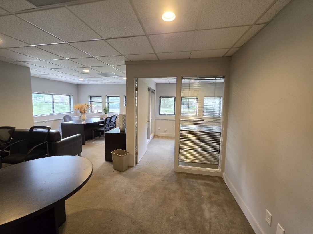 1 Pomperaug Office Park, Southbury, CT 06488 - Unité 101 -  - Photo intérieure - Image 1 of 4