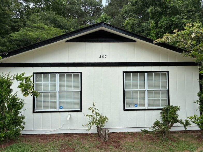 205 Glenview Ter, Winder, GA à vendre - Photo du bâtiment - Image 1 de 30