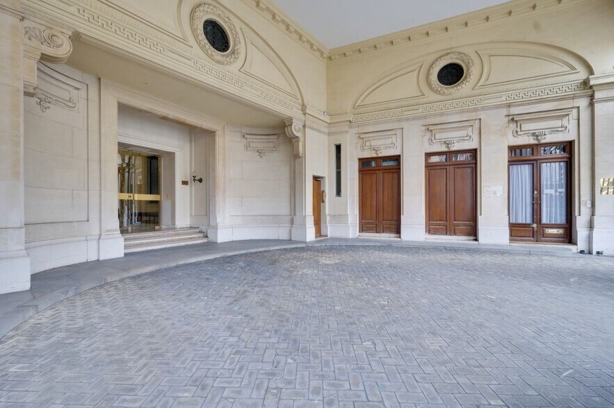 12 Avenue Pierre Ier De Serbie, Paris for lease - Lobby - Image 3 of 9