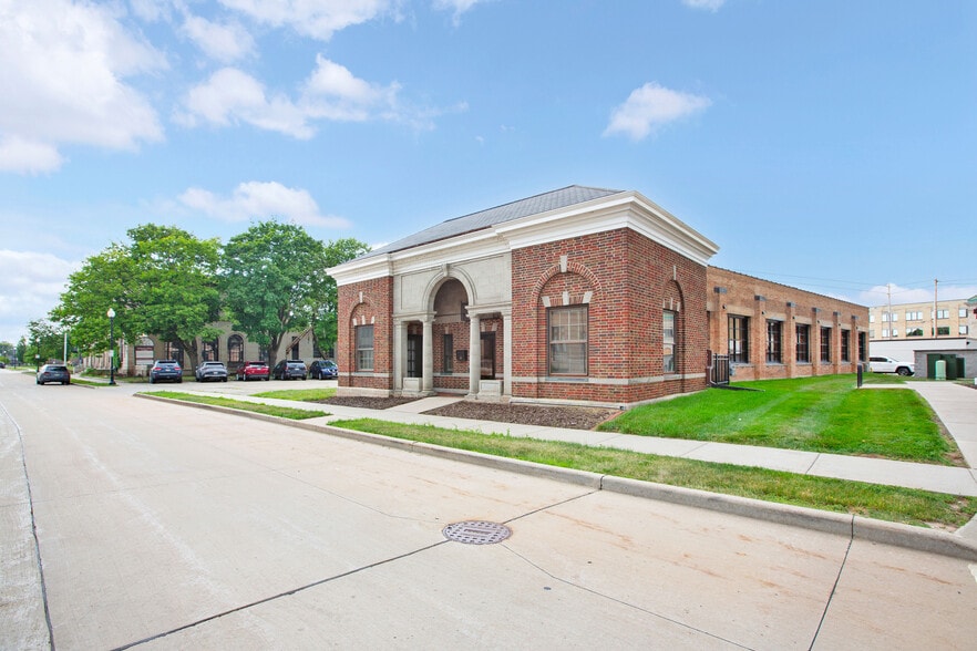 115 Washington Ave, Oshkosh, WI for sale - Building Photo - Image 1 of 14