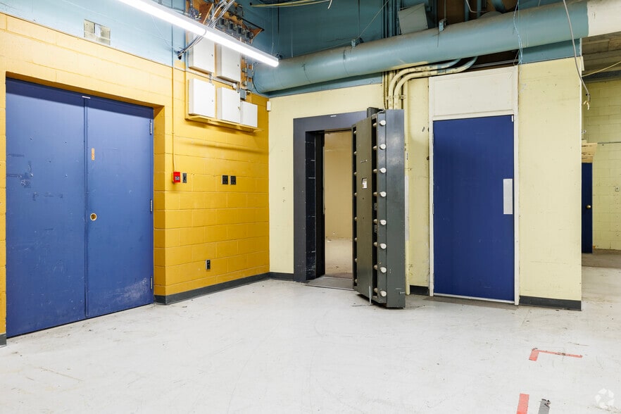 2325 Rue Dandurand, Montréal, QC for lease - Interior Photo - Image 2 of 20
