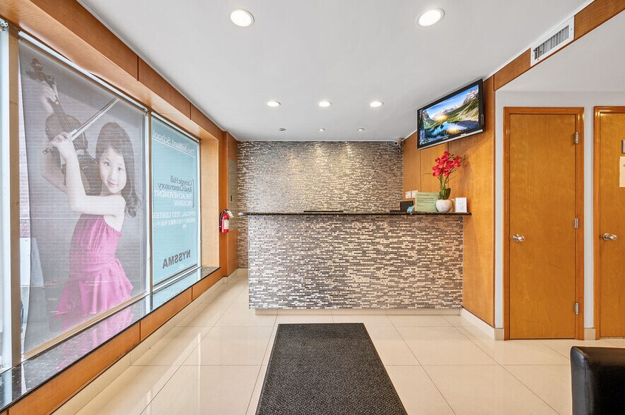 43-07 162nd St, Flushing, NY à vendre - Photo du bâtiment - Image 3 de 18