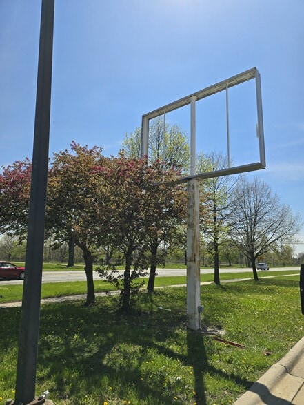 8400 Wayne Rd, Romulus, MI for lease - Building Photo - Image 3 of 8