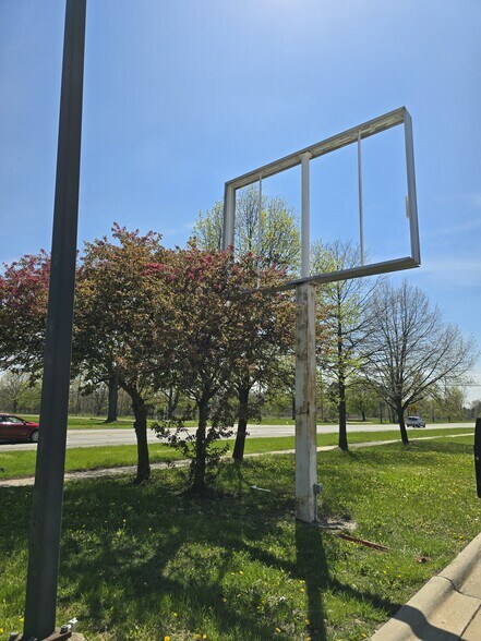 8400 Wayne Rd, Romulus, MI à louer - Photo du bâtiment - Image 3 de 8