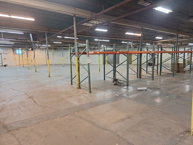 Plus de détails pour 740 N Albany Ave, Chicago, IL - Industriel à louer