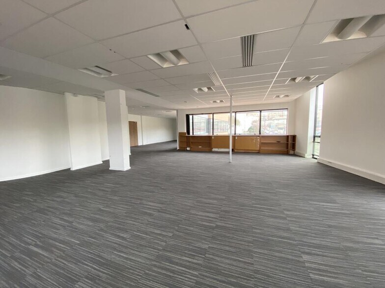 Bureau dans Ivry-sur-Seine à vendre - Photo du bâtiment - Image 2 de 32