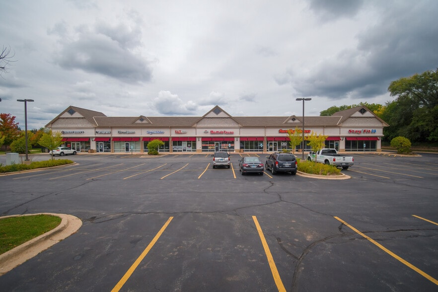 3106-3108 Three Oaks Rd, Cary, IL for lease - Building Photo - Image 2 of 8