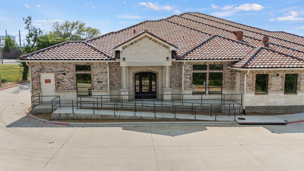 800 N Plano Rd, Richardson, TX à vendre - Photo du bâtiment - Image 3 de 41