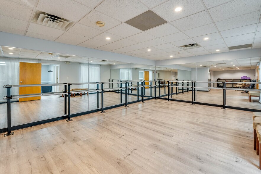 1 Elm Sq, Andover, MA à vendre - Photo du bâtiment - Image 1 de 20