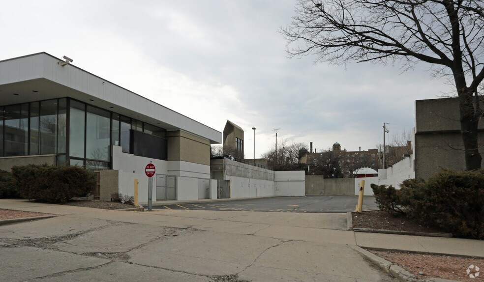 2525 W Wisconsin Ave, Milwaukee, WI à louer - Photo du bâtiment - Image 2 de 4