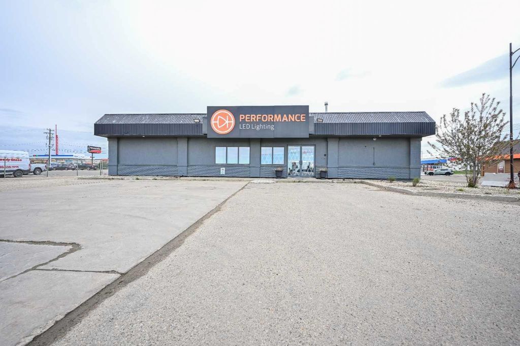 12221 100 St, Grande Prairie, AB à vendre Photo principale- Image 1 de 2