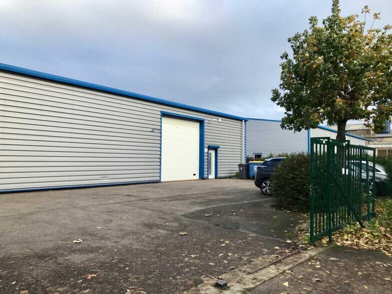 Flex in Le Petit-Quevilly for lease - Building Photo - Image 1 of 5