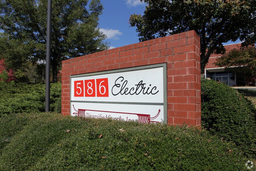 725 Imperial Ct, Charlotte, NC for lease - Building Photo - Image 2 of 5