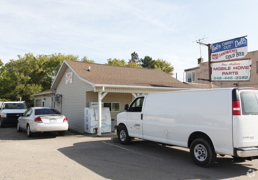 56230 Grand River Ave, New Hudson, MI à vendre - Photo du bâtiment - Image 2 de 2