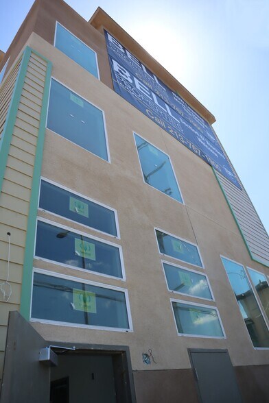 6406 S Hoover St, Los Angeles, CA à vendre - Photo du bâtiment - Image 3 de 11