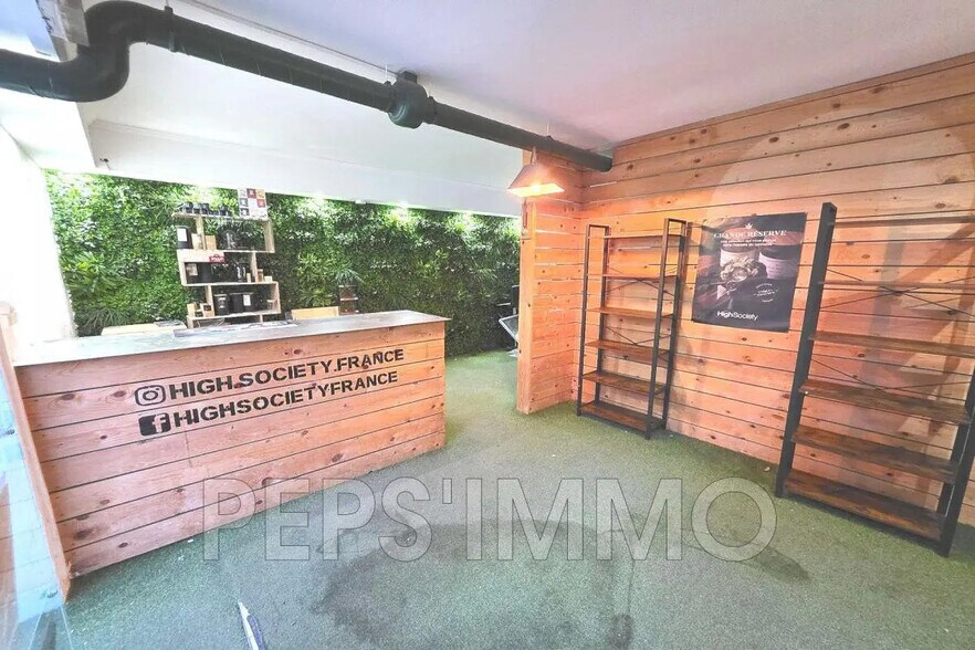 Commerce de détail dans Aix-en-Provence à louer - Photo du bâtiment - Image 2 de 6