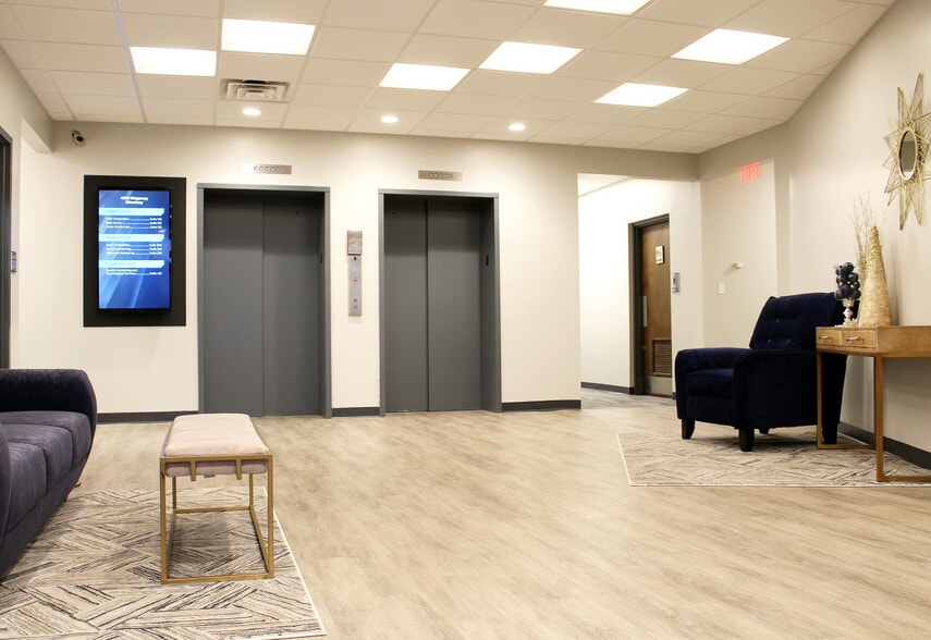 4755 Kingsway Dr, Indianapolis, IN for lease - Interior Photo - Image 2 of 20