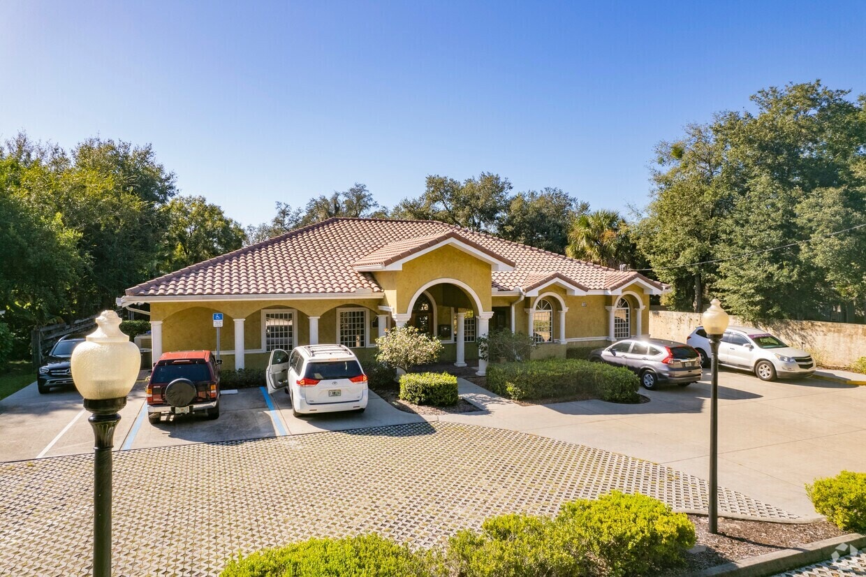 607 W Bloomingdale Ave, Brandon, FL à louer Photo du bâtiment- Image 1 de 2