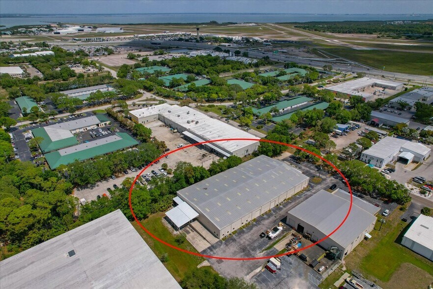 13770 Automobile Blvd, Clearwater, FL à louer - Photo du bâtiment - Image 2 de 17