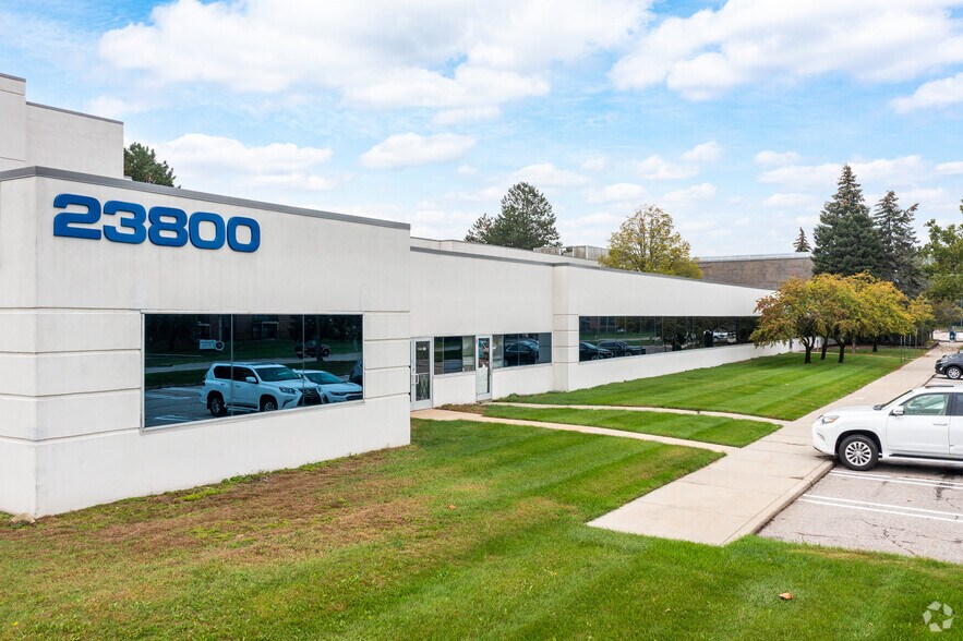 23800 W 10 Mile Rd, Southfield, MI à louer - Photo du bâtiment - Image 2 de 6