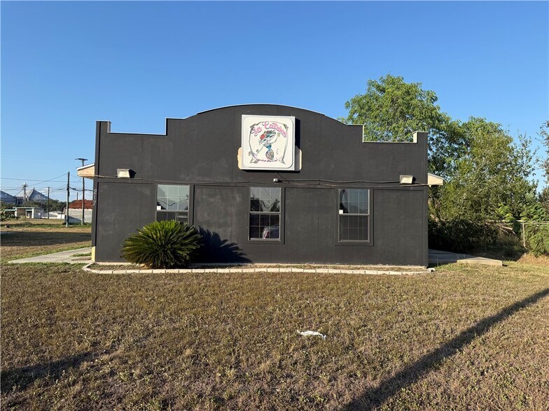217 E Main St, Bishop, TX for sale - Primary Photo - Image 1 of 11