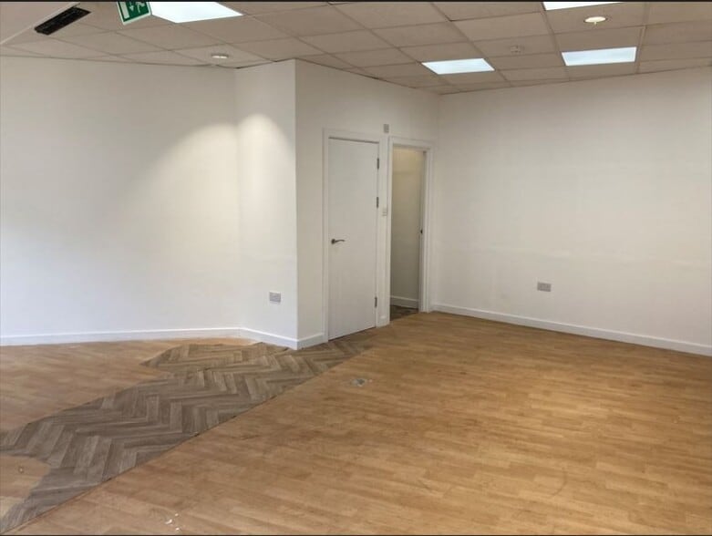 26 High Street, Leatherhead for lease - Interior Photo - Image 2 of 2