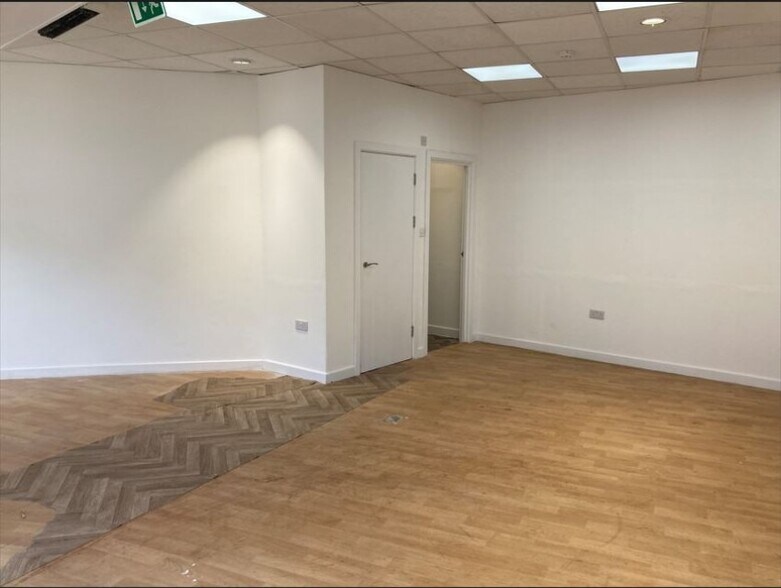 26 High Street, Leatherhead à louer - Photo intérieure - Image 2 de 2