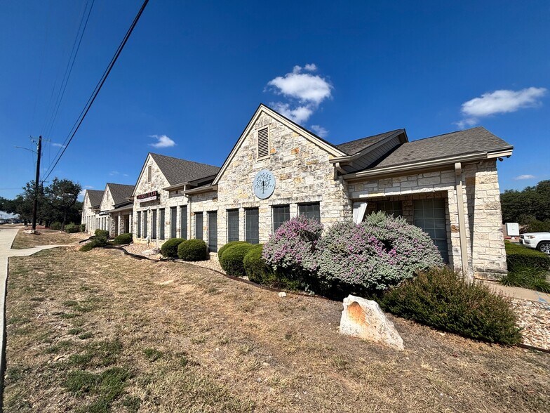 1500 W University Ave, Georgetown, TX à louer - Photo du bâtiment - Image 2 de 9