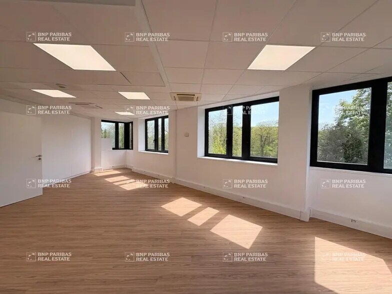12 Rue Du Fort De Saint-Cyr, Montigny-le-Bretonneux for lease - Interior Photo - Image 2 of 11