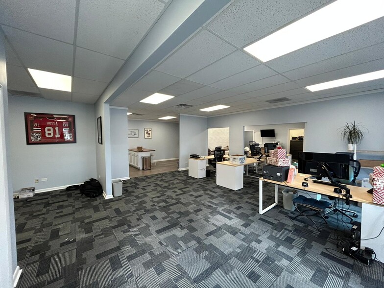 7801-7855 Gross Point Rd, Skokie, IL à louer - Photo du bâtiment - Image 3 de 4