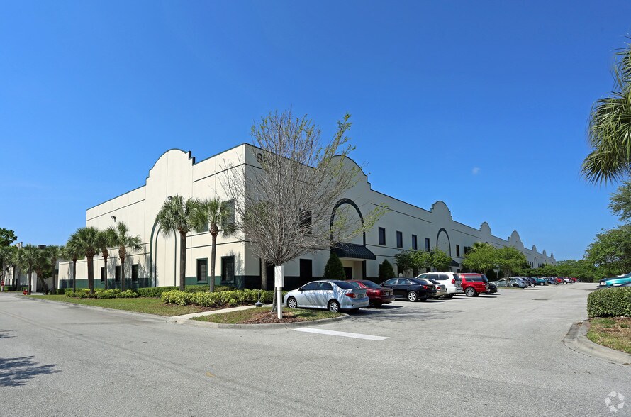 8222 118th Ave, Largo, FL à vendre - Photo du bâtiment - Image 1 de 32