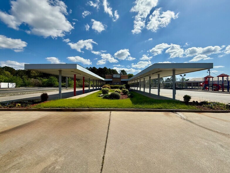 5846 Yadkin Rd, Fayetteville, NC à vendre - Photo du bâtiment - Image 2 de 8