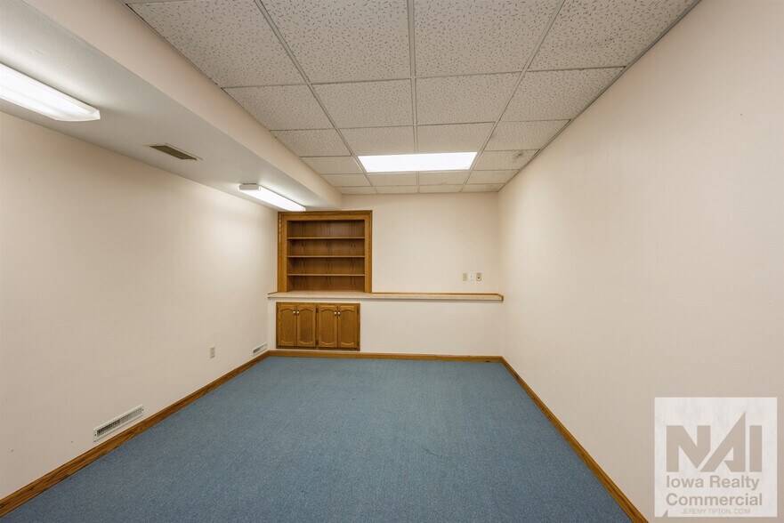 100 E 1st St, Anamosa, IA à vendre - Photo du bâtiment - Image 2 de 28