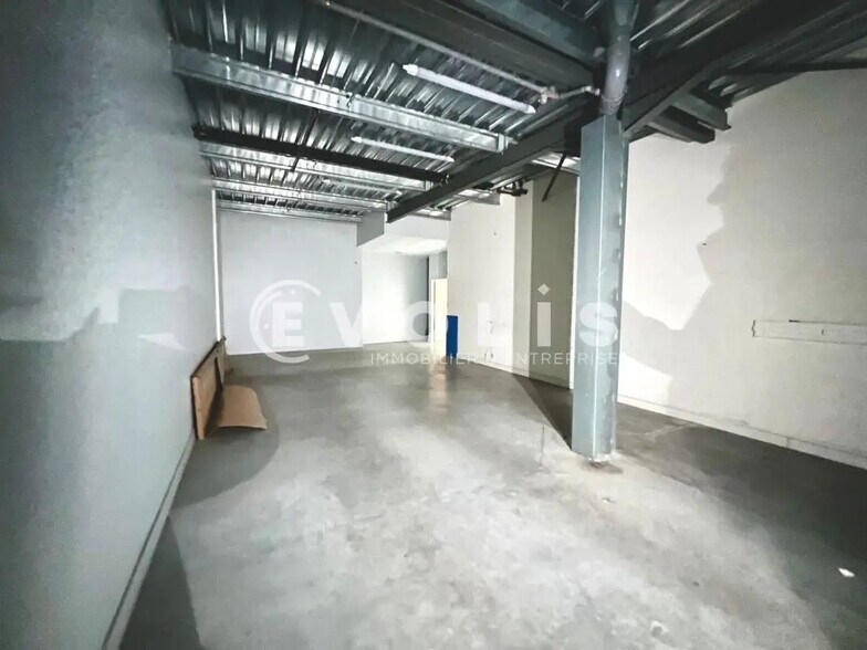 Office in Le Haillan for lease - Interior Photo - Image 2 of 11