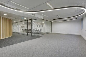 47 Rue Louis Blanc, Courbevoie for lease Interior Photo- Image 2 of 9