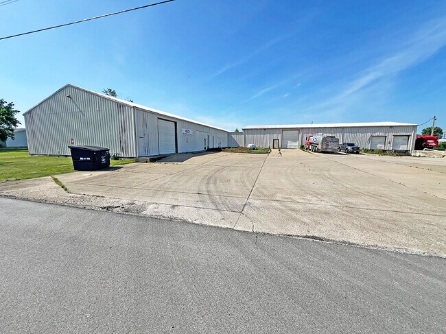 Plus de détails pour 2708 Merchant St, Marion, IL - Industriel à louer