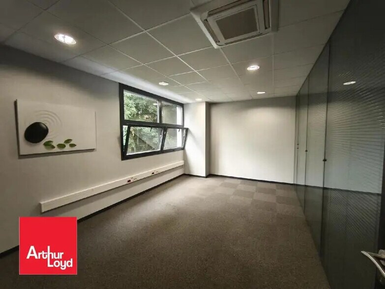 Office in Le Coudray for lease - Interior Photo - Image 2 of 2