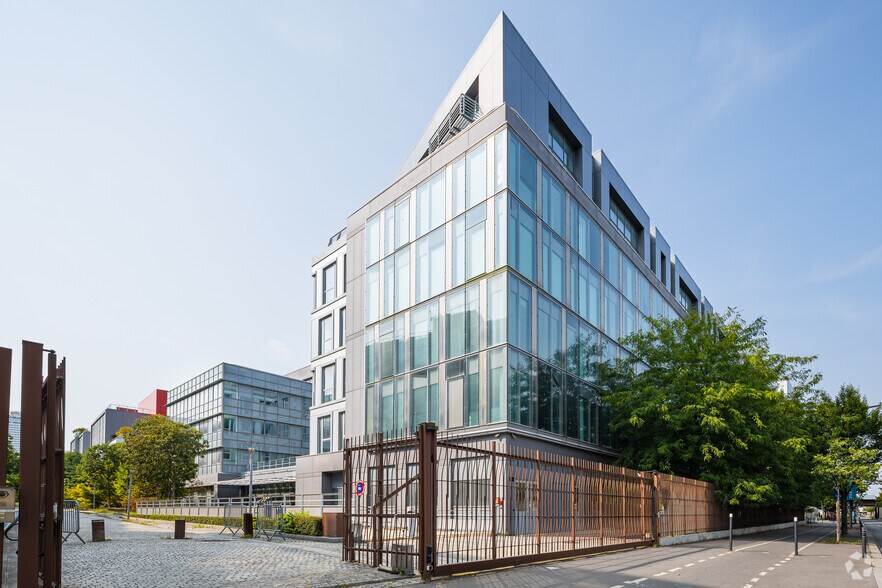 Commerce de détail dans Saint-Denis à louer - Photo du bâtiment - Image 2 de 4