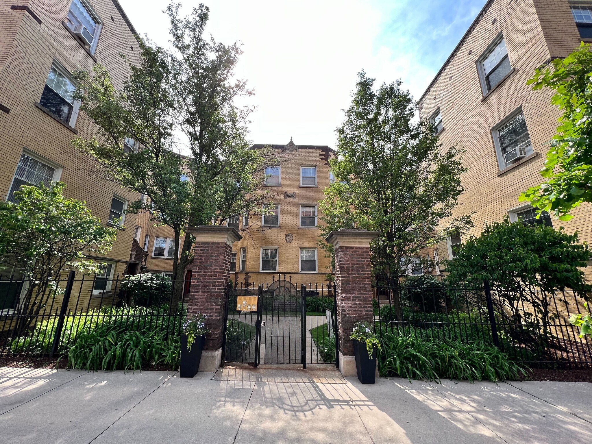 2600 W Montrose Ave, Chicago, IL for sale Building Photo- Image 1 of 1