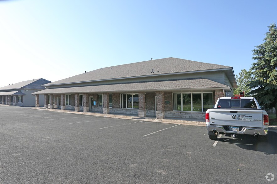 2360 County Road J E, White Bear Township, MN à vendre - Photo du bâtiment - Image 2 de 4