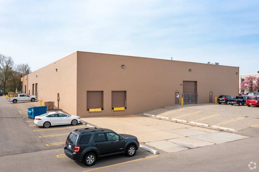 37564-37584 Amrhein Rd, Livonia, MI for lease - Building Photo - Image 3 of 6