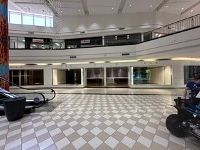 18813 E 39th St, Independence, MO for lease Building Photo- Image 2 of 6