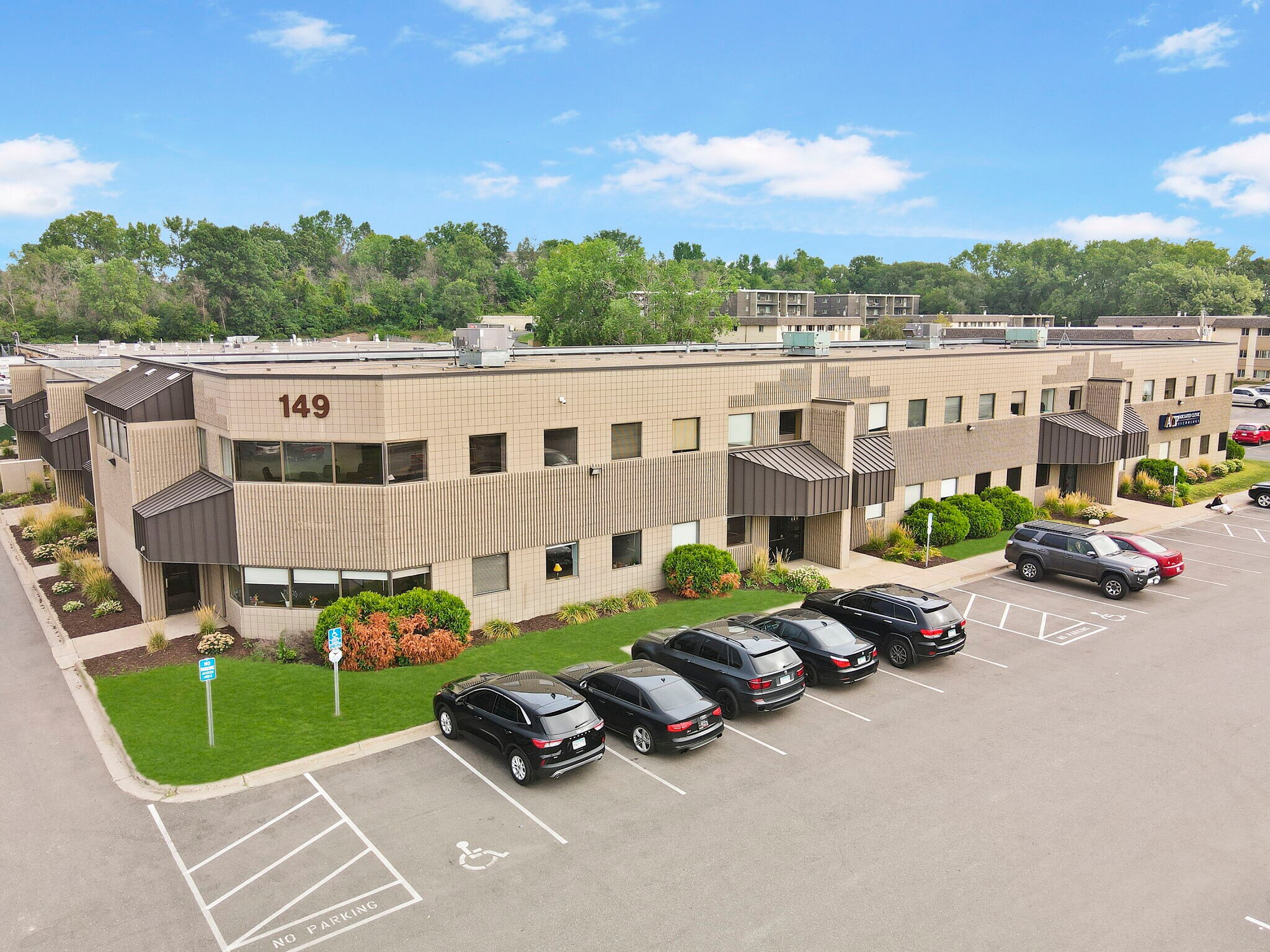 149 Thompson Ave, West Saint Paul, MN à louer Photo principale- Image 1 de 3