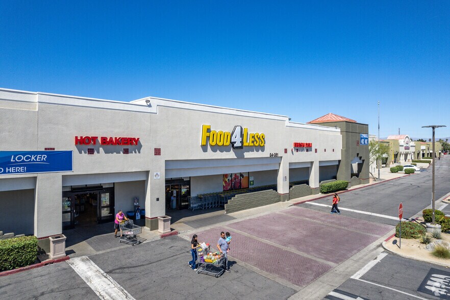 Cathedral City Marketplace portefeuille de 5 propriétés à vendre sur LoopNet.ca - Photo principale - Image 2 de 5