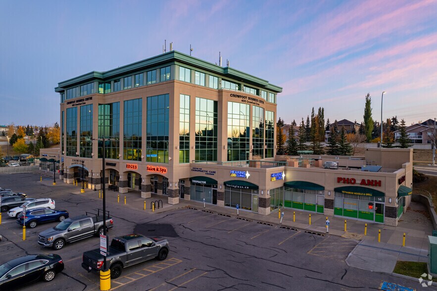 400 Crowfoot Cres NW, Calgary, AB à vendre - Photo principale - Image 1 de 1