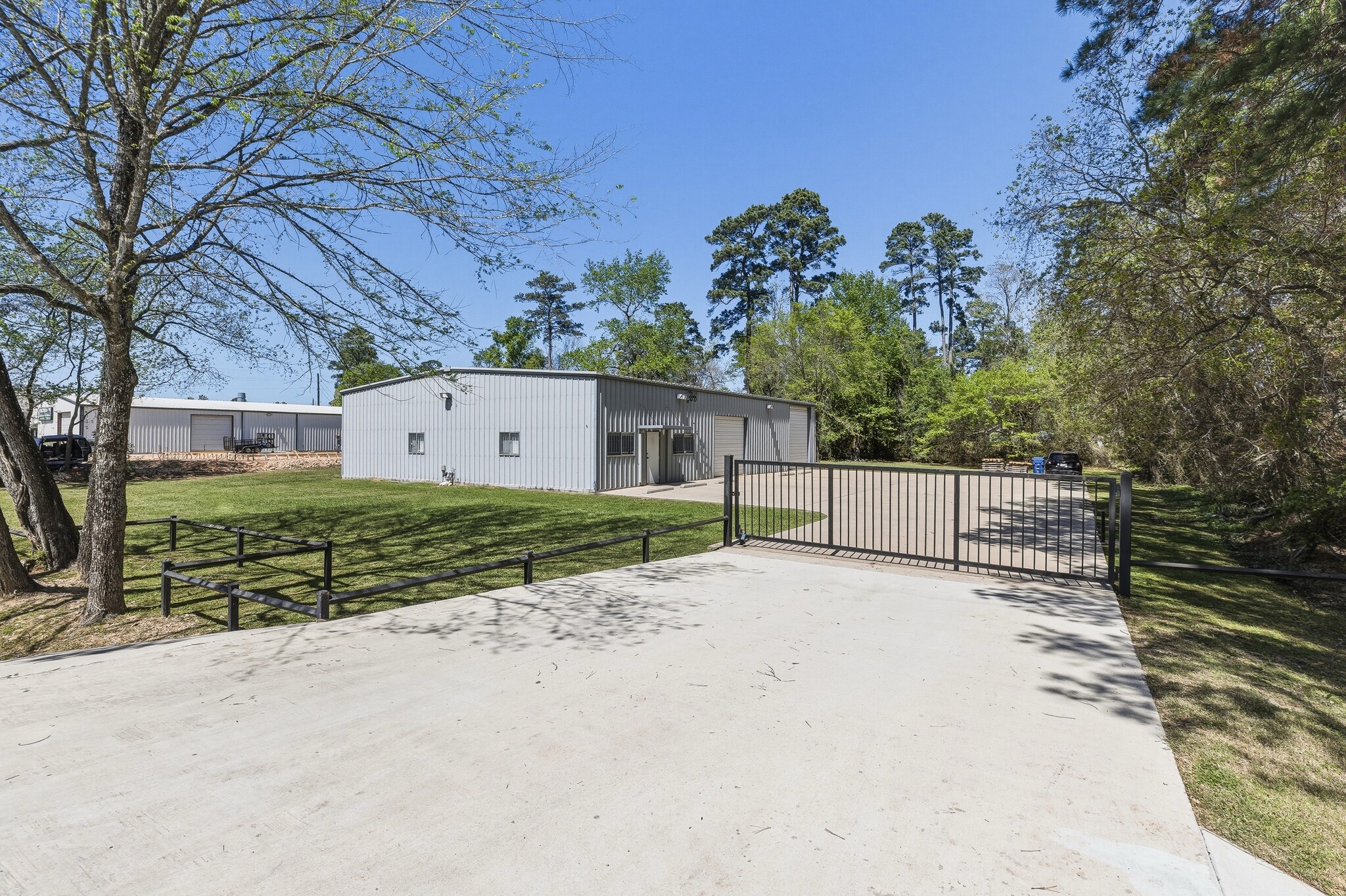 32402 Tamina Rd, Magnolia, TX for sale Primary Photo- Image 1 of 43
