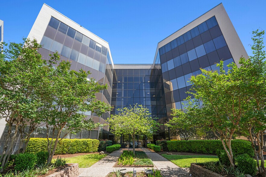 11777 Katy Fwy, Houston, TX à louer - Photo du bâtiment - Image 2 de 15
