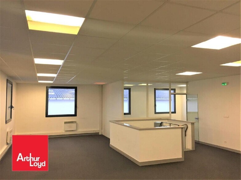 Office in Chartres for lease - Interior Photo - Image 2 of 4